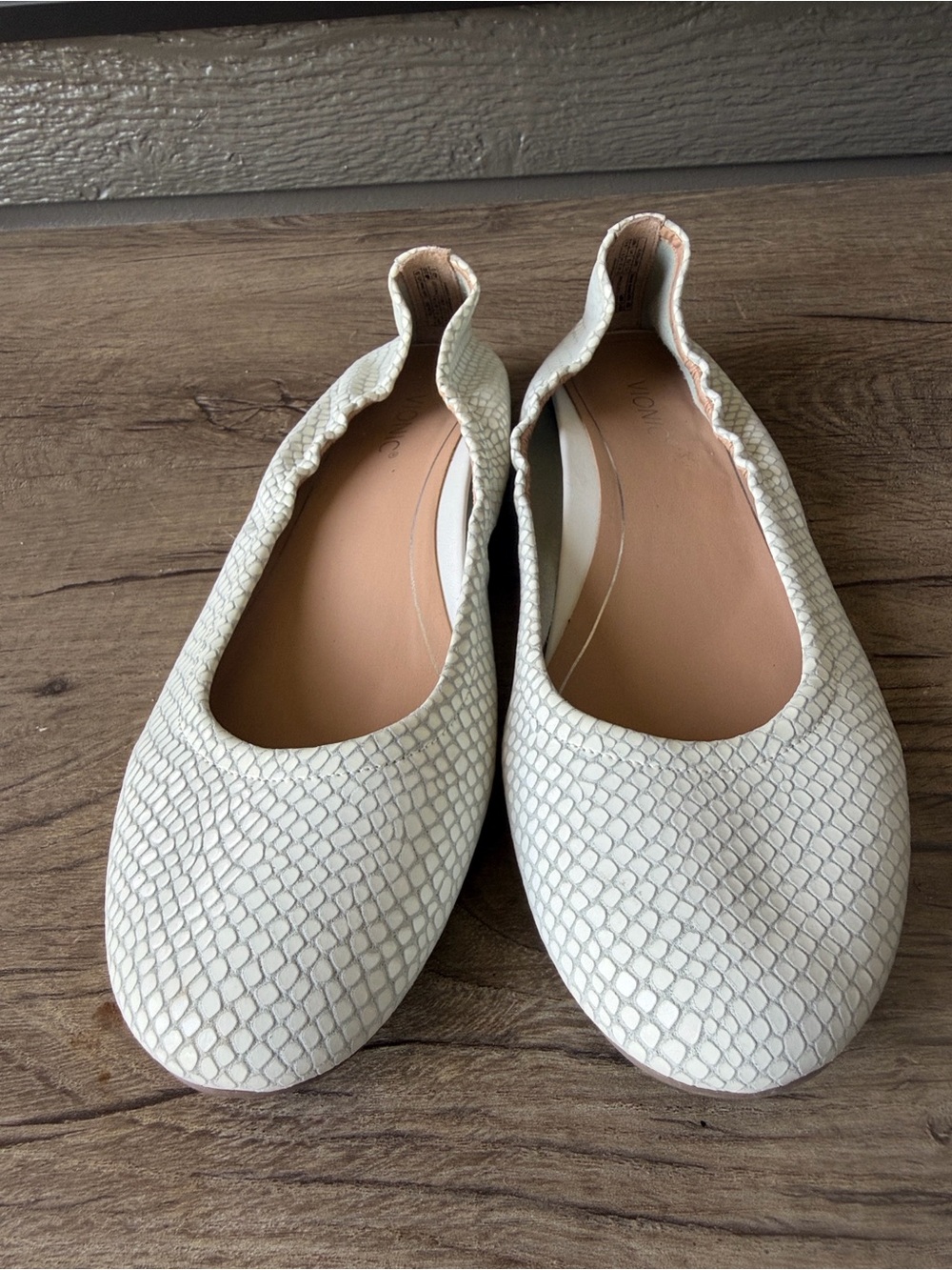 Vionic Women’s White Textured Slip-On Ballet Flats size 9.5 - Picture 8 of 8